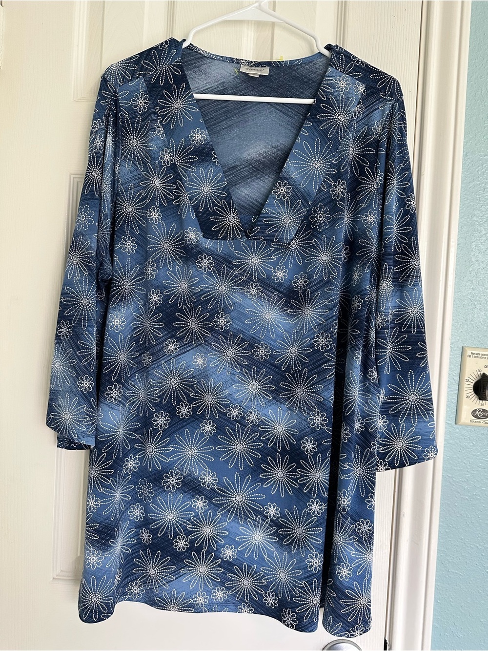Avenue Blue Tunic Top V-Neck 3/4 sleeves white embroidered starbursts 18/20